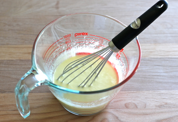 Peach Oatmeal Muffins - Wonderfully light and healthy, these cinnamon sugar crusted muffins are the perfect start to your mornings!