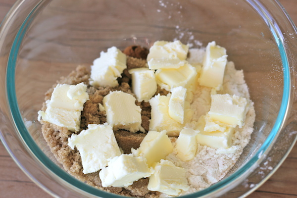 Raspberry Crumb Muffins - Start your mornings off right with these hearty muffins topped with a crumb topping that is to die for!