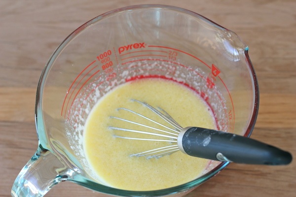 Raspberry Crumb Muffins - Start your mornings off right with these hearty muffins topped with a crumb topping that is to die for!