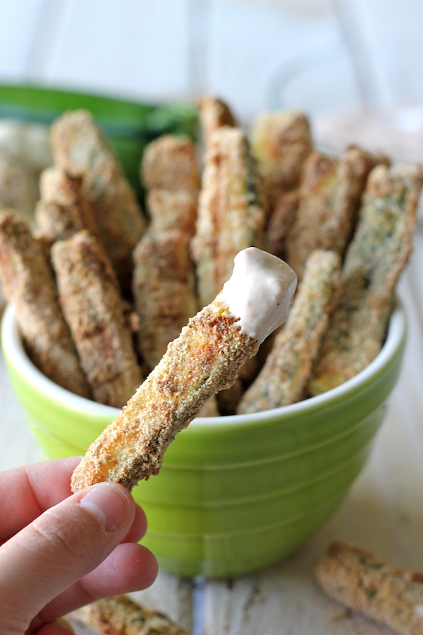 Zucchini Sticks with Garlic Chipotle Aioli - A healthy alternative to greasy fries, these zucchini sticks are baked to crisp perfection!