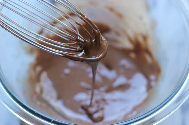 Halloween Spider Cupcakes - These easy spider cupcakes are a must this Halloween, and such a fun way to get the kids in the kitchen!