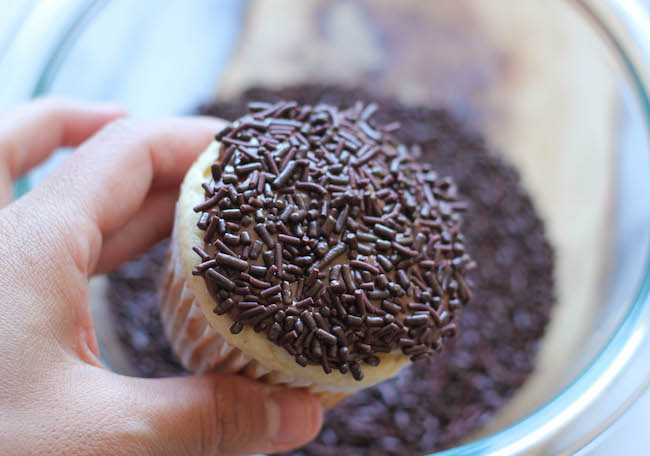 Halloween Spider Cupcakes - These easy spider cupcakes are a must this Halloween, and such a fun way to get the kids in the kitchen!