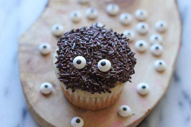 Halloween Spider Cupcakes - These easy spider cupcakes are a must this Halloween, and such a fun way to get the kids in the kitchen!
