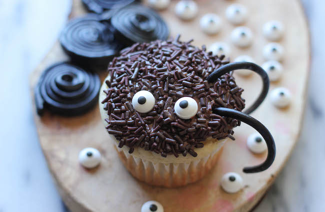 Halloween Spider Cupcakes - These easy spider cupcakes are a must this Halloween, and such a fun way to get the kids in the kitchen!