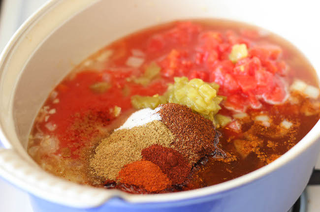 Quinoa Chili - This vegetarian, protein-packed chili is the perfect bowl of comfort food that you can eat guilt-free!