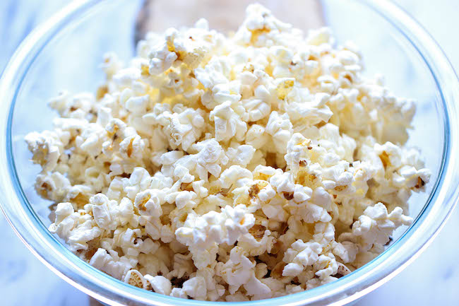 Cinnamon Roll Caramel Corn - The perfect last minute edible gift idea for the holidays that's budget friendly and so easy to whip-up!