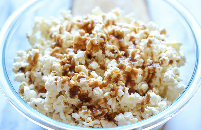 Cinnamon Roll Caramel Corn - The perfect last minute edible gift idea for the holidays that's budget friendly and so easy to whip-up!