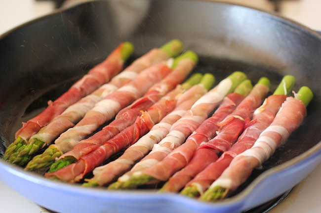 Prosciutto Wrapped Asparagus - The easiest, most tastiest appetizer with just 2 ingredients and 10 min prep!
