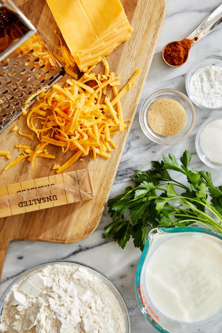Red Lobster Cheddar Bay Biscuits - These copycat biscuits are so easy to make in just 30 min! So buttery, so flaky, and so irresistibly good!