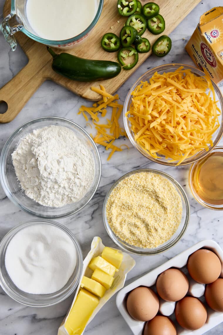 Jalapeno Cornbread Muffins - These easy muffins are amazingly moist, crumbly and buttery. Perfect as a side dish, appetizer or snack! SO GOOD.