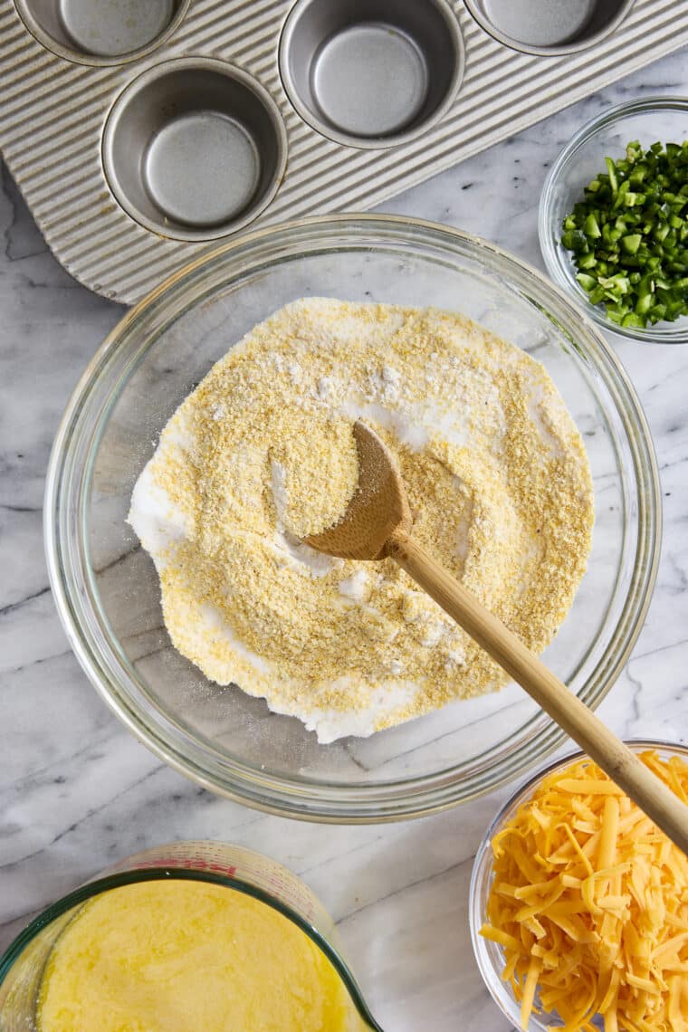 Jalapeno Cornbread Muffins - These easy muffins are amazingly moist, crumbly and buttery. Perfect as a side dish, appetizer or snack! SO GOOD.