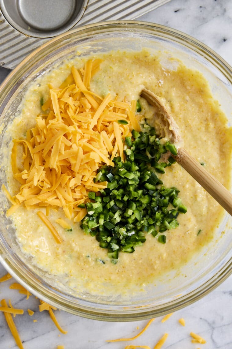 Jalapeno Cornbread Muffins - These easy muffins are amazingly moist, crumbly and buttery. Perfect as a side dish, appetizer or snack! SO GOOD.