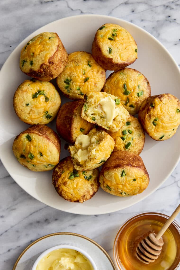Jalapeno Cornbread Muffins - These easy muffins are amazingly moist, crumbly and buttery. Perfect as a side dish, appetizer or snack! SO GOOD.