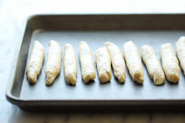 Easy Garlic Parmesan Knots - Fool-proof, buttery garlic knots that come together in less than 20 min - it doesn't get easier than that!