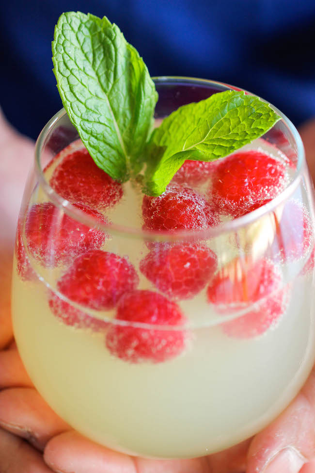 Raspberry Limoncello Prosecco - Amazingly refreshing, bubbly, and sweet - a perfect summer cocktail that you can make in just 5 minutes!