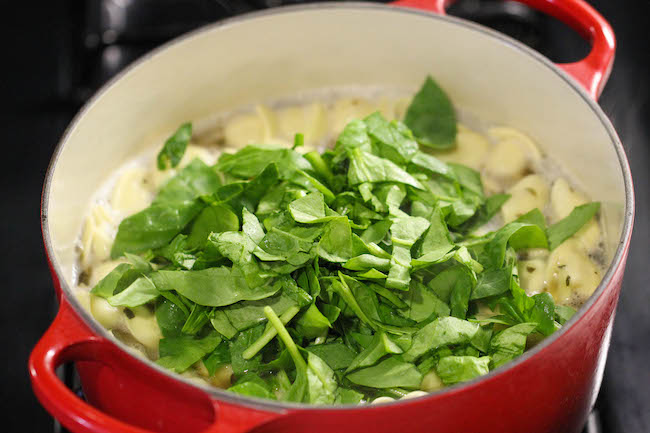 Spinach Tomato Tortellini Soup - The easiest, most comforting and hearty soup ever. All you need is 5 min prep. SO EASY!