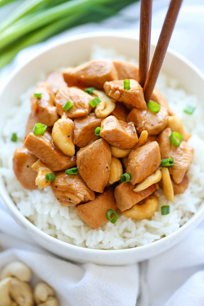 Slow Cooker Cashew Chicken - A Chinese takeout favorite made right in your crockpot. All you need is 10 min prep. Doesn't get easier or healthier than that!