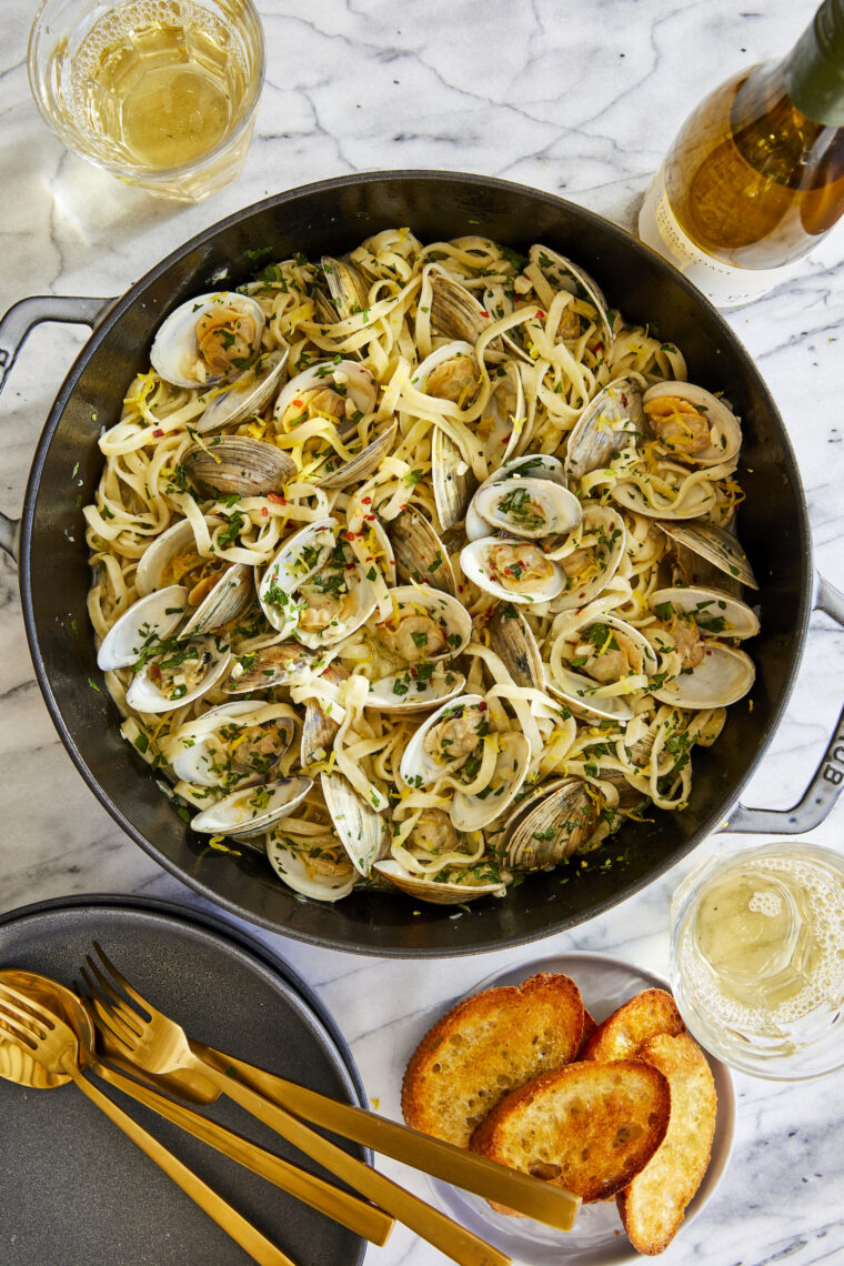 Easy Linguine with Clams - The easiest, budget-friendly pasta you will ever make, and it'll be on your dinner table in just 30 min. It's just THAT easy!