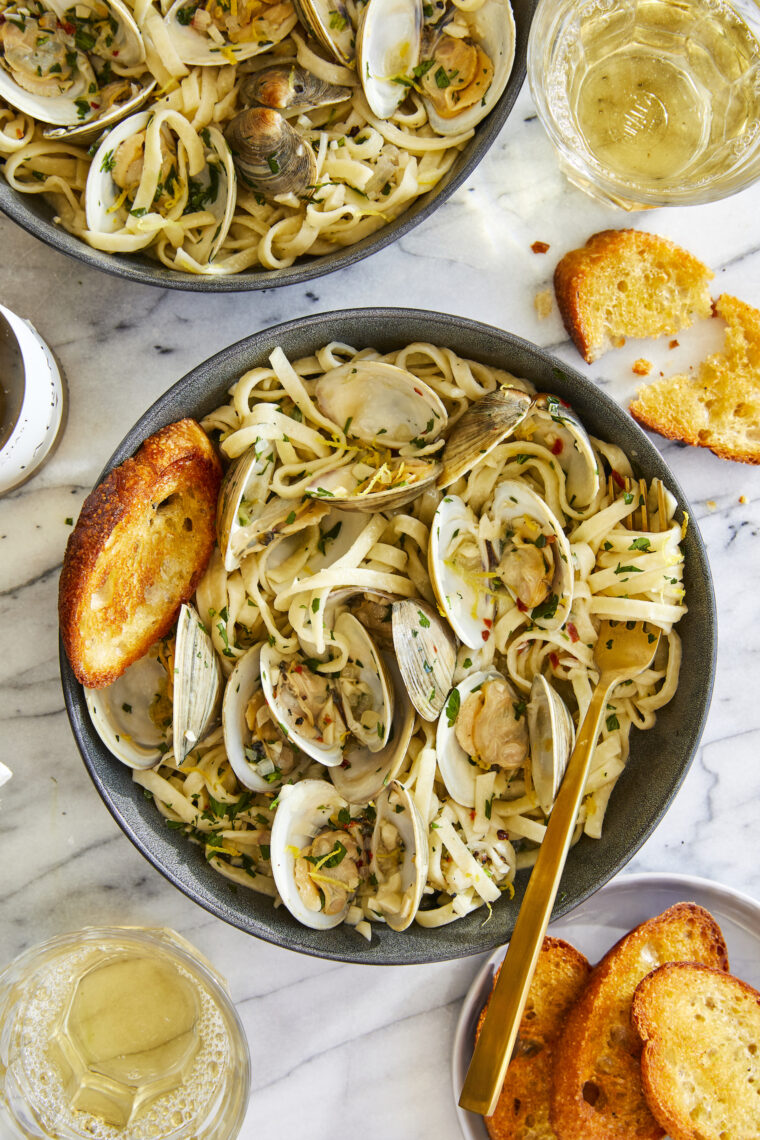 Easy Linguine with Clams - The easiest, budget-friendly pasta you will ever make, and it'll be on your dinner table in just 30 min. It's just THAT easy!