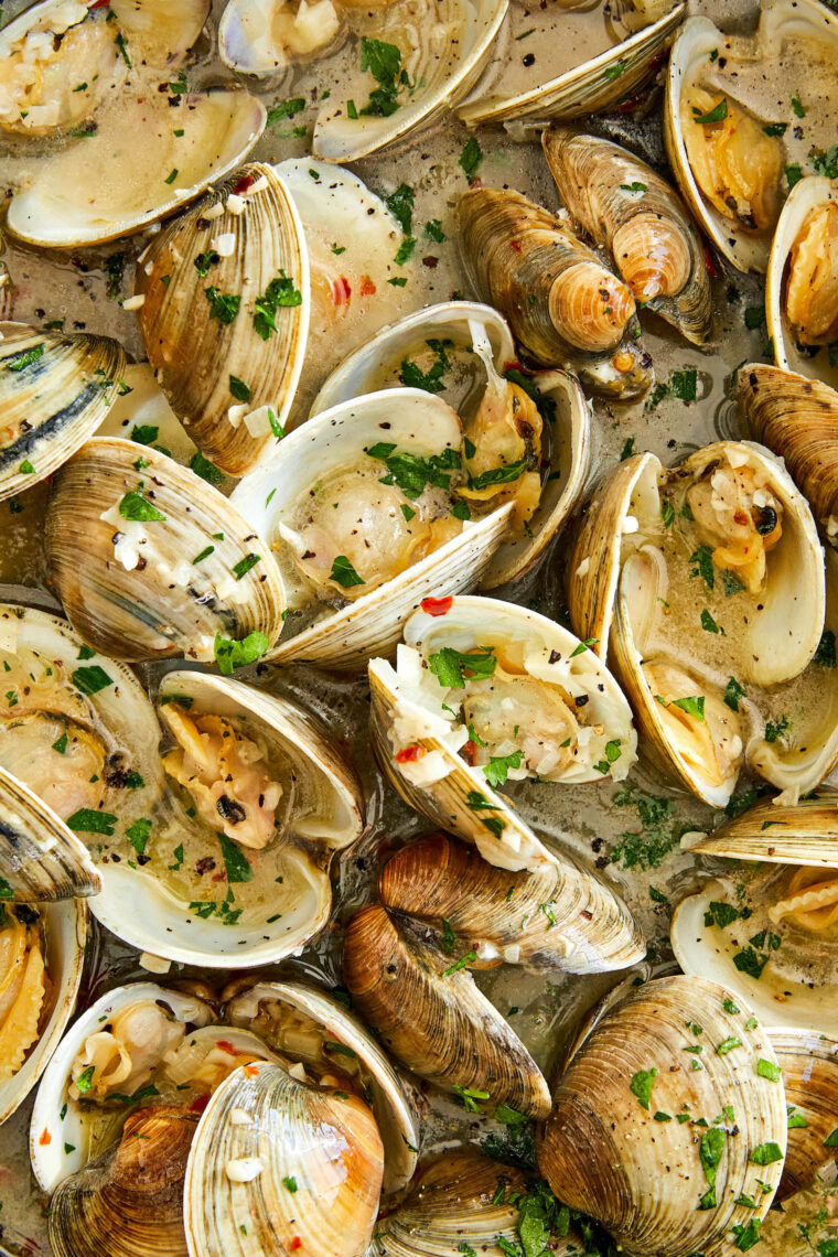 Easy Linguine with Clams - The easiest, budget-friendly pasta you will ever make, and it'll be on your dinner table in just 30 min. It's just THAT easy!