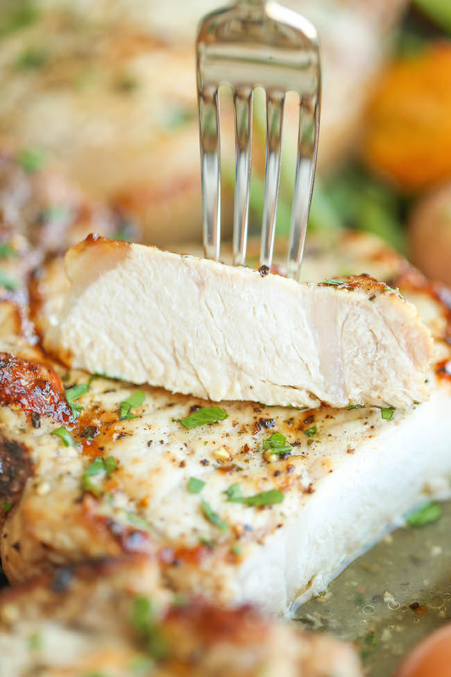 One Pan Ranch Pork Chops and Veggies - The easiest 5-ingredient meal EVER! And yes, you just need one pan with 5 min prep. It's quick, easy and effortless!