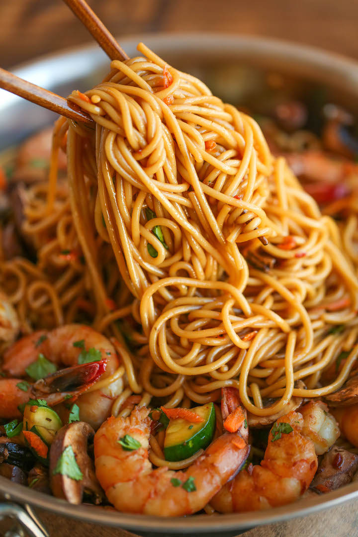 Asian Garlic Noodles - An easy noodle stir-fry dish using pantry ingredients! Quick, no-fuss, and made in less than 30min. So fast, so good!