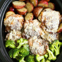 Slow Cooker Creamy Garlic Chicken and Veggies