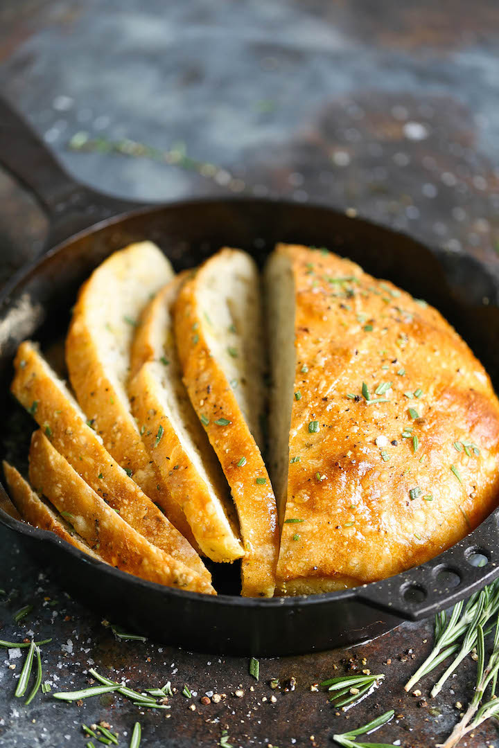 No Knead Rosemary Bread Recipe - A basic, FOOLPROOF homemade bread recipe here! Anyone can make this! And the bread comes out just perfect!