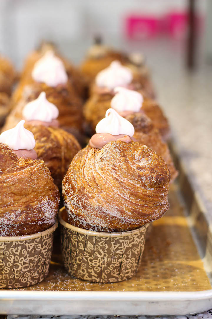 What to Eat in Seoul, South Korea - The ULTIMATE Seoul travel guide of Korean food! The most amazing, cheap and must eat street foods for all foodie lovers! 