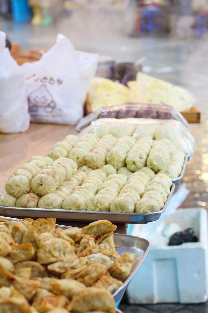 What to Eat in Seoul, South Korea - The ULTIMATE Seoul travel guide of Korean food! The most amazing, cheap and must eat street foods for all foodie lovers! 