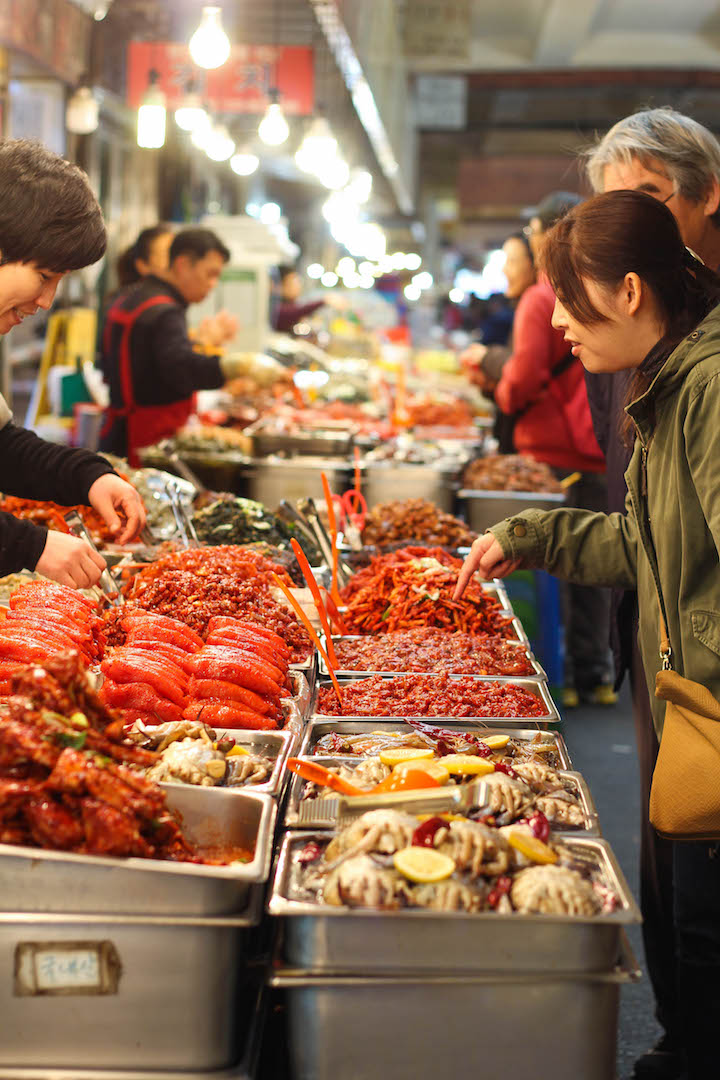 What to Eat in Seoul, South Korea - The ULTIMATE Seoul travel guide of Korean food! The most amazing, cheap and must eat street foods for all foodie lovers! 