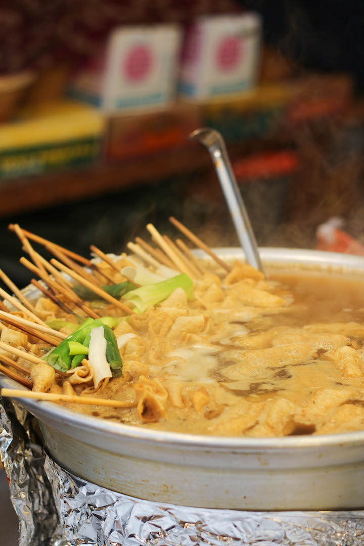 What to Eat in Seoul, South Korea - The ULTIMATE Seoul travel guide of Korean food! The most amazing, cheap and must eat street foods for all foodie lovers! 