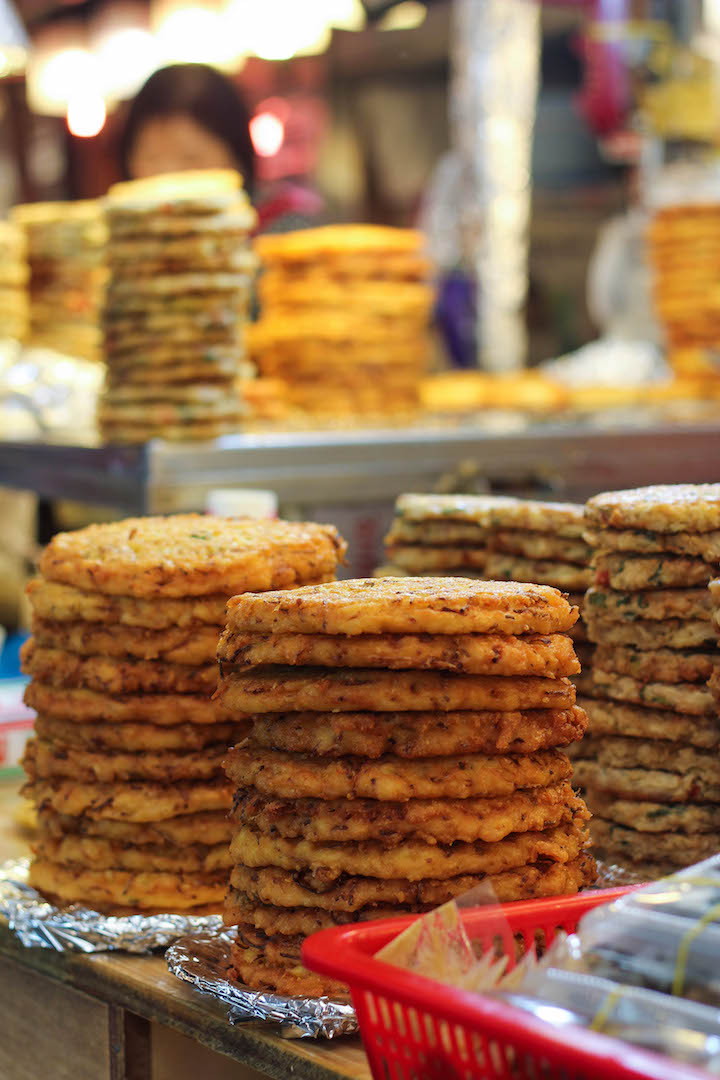 What to Eat in Seoul, South Korea - The ULTIMATE Seoul travel guide of Korean food! The most amazing, cheap and must eat street foods for all foodie lovers! 