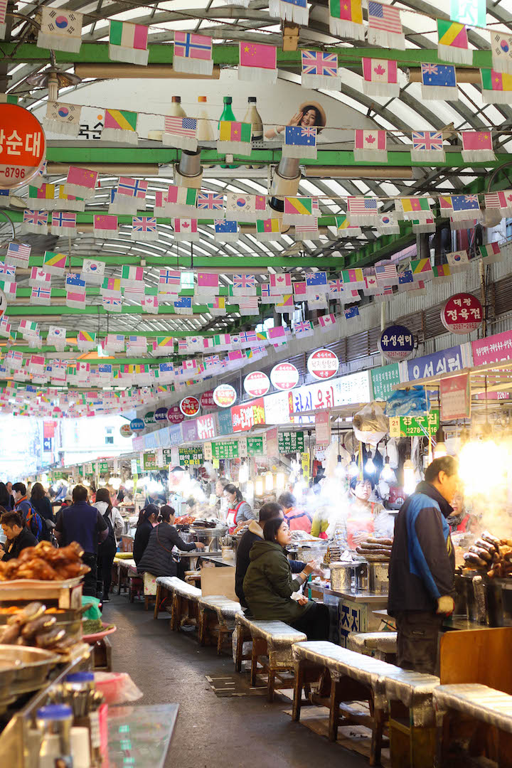 What to Eat in Seoul, South Korea - The ULTIMATE Seoul travel guide of Korean food! The most amazing, cheap and must eat street foods for all foodie lovers! 