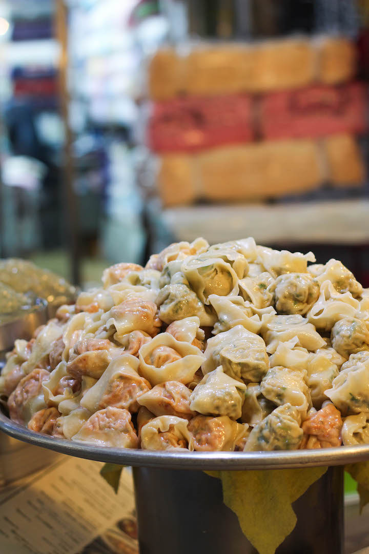 What to Eat in Seoul, South Korea - The ULTIMATE Seoul travel guide of Korean food! The most amazing, cheap and must eat street foods for all foodie lovers! 