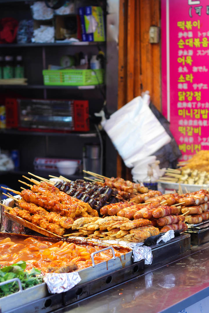 What to Eat in Seoul, South Korea - The ULTIMATE Seoul travel guide of Korean food! The most amazing, cheap and must eat street foods for all foodie lovers! 