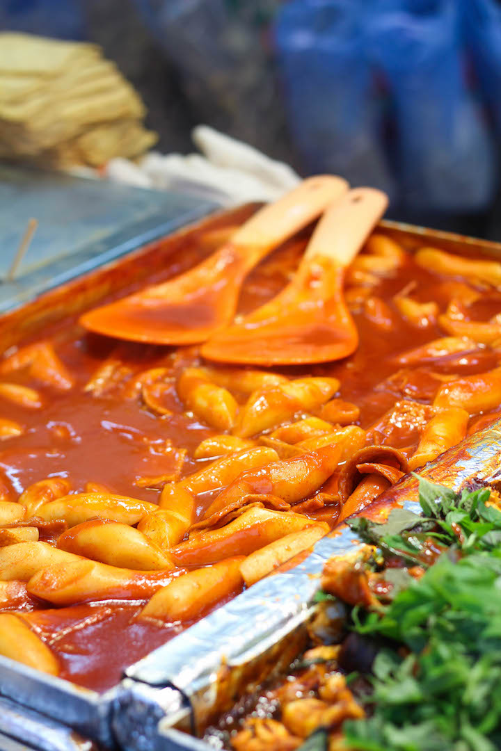 What to Eat in Seoul, South Korea - The ULTIMATE Seoul travel guide of Korean food! The most amazing, cheap and must eat street foods for all foodie lovers! 
