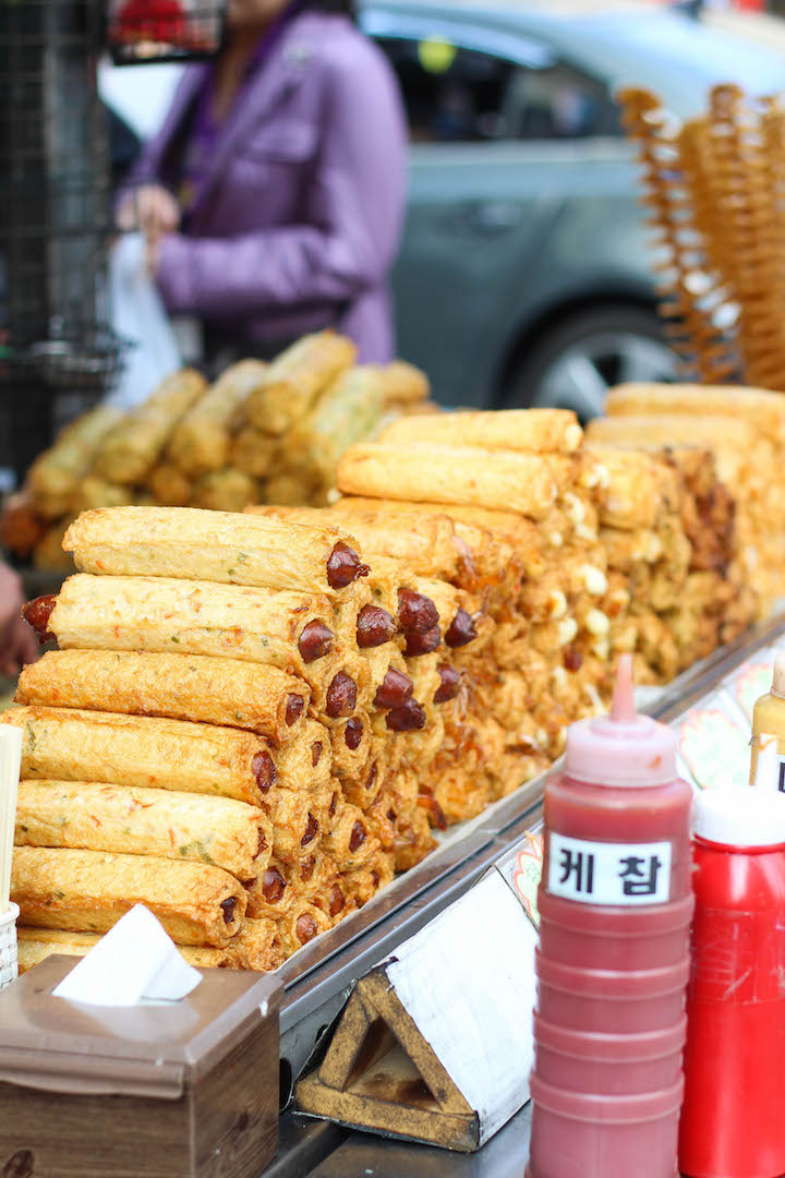 What to Eat in Seoul, South Korea - The ULTIMATE Seoul travel guide of Korean food! The most amazing, cheap and must eat street foods for all foodie lovers! 