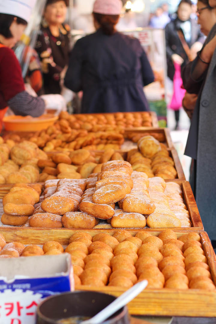 What to Eat in Seoul, South Korea - The ULTIMATE Seoul travel guide of Korean food! The most amazing, cheap and must eat street foods for all foodie lovers! 