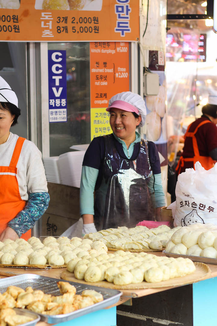 What to Eat in Seoul, South Korea - The ULTIMATE Seoul travel guide of Korean food! The most amazing, cheap and must eat street foods for all foodie lovers! 