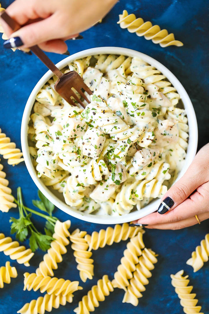 One Pot Creamy Chicken Alfredo - A super simple, easy peasy chicken alfredo dinner! Everything – the chicken and even the pasta – all gets cooked in ONE single pot. Hello? Easiest clean up ever, right?!