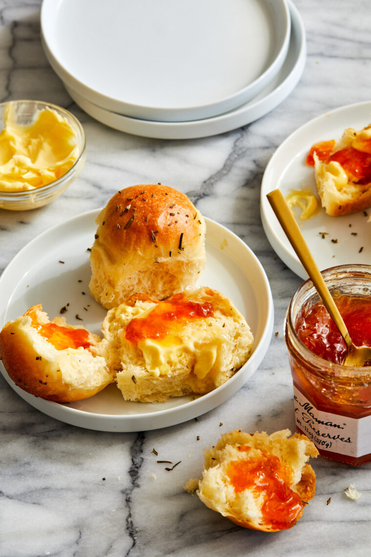 Easy Skillet Dinner Rolls - Nothing beats warm, super soft, fluffy, melt-in-your-mouth homemade dinner rolls. No more store-bought rolls!