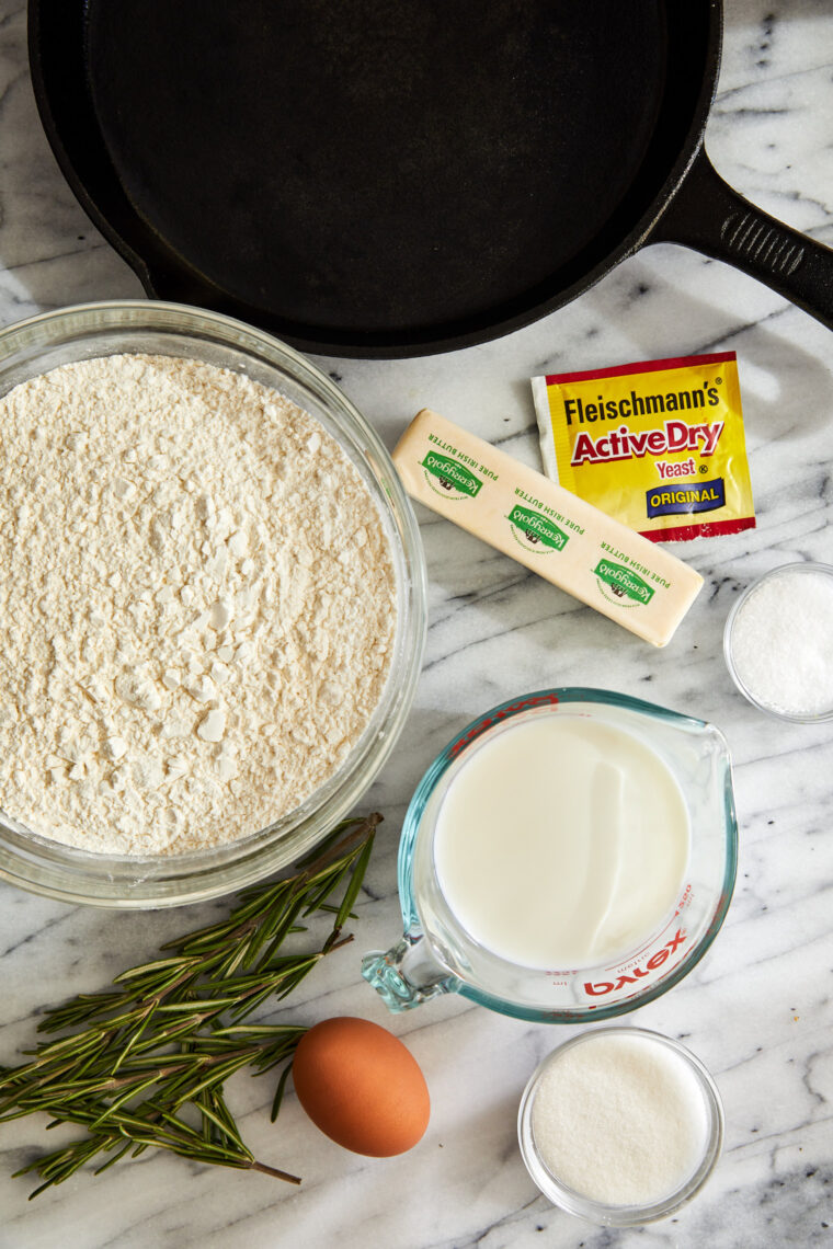 Easy Skillet Dinner Rolls - Nothing beats warm, super soft, fluffy, melt-in-your-mouth homemade dinner rolls. No more store-bought rolls!