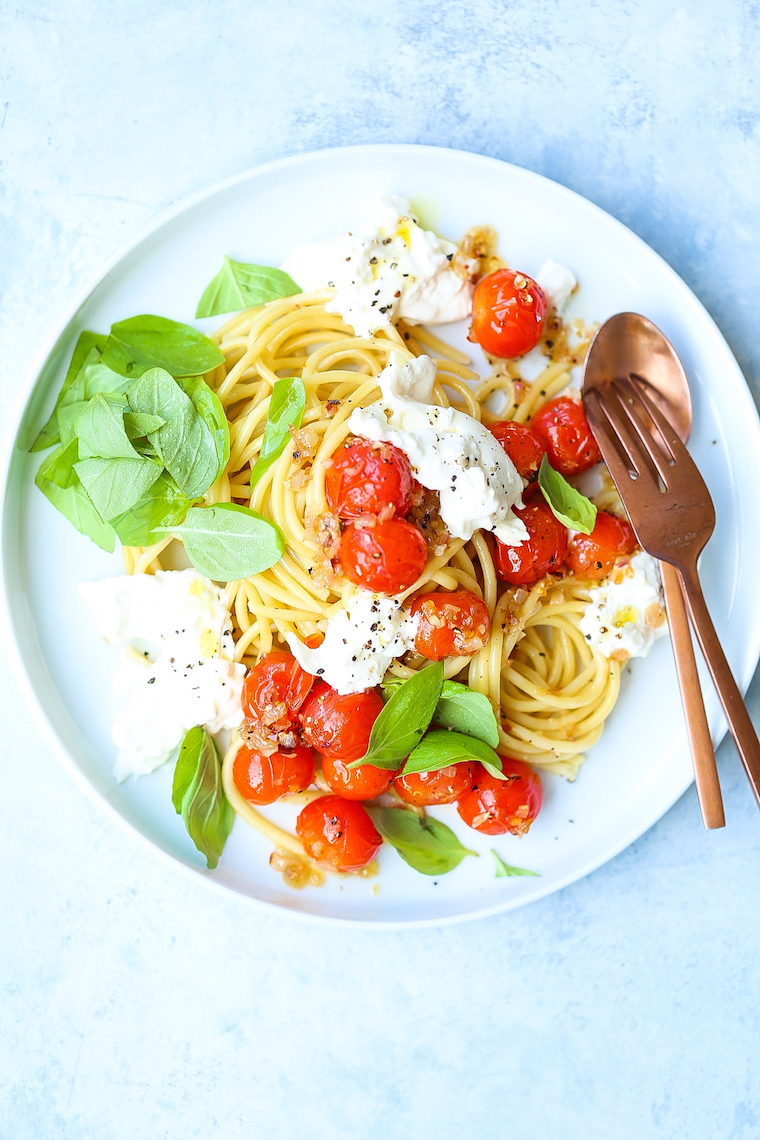 Summer Spaghetti with Tomatoes and Burrata - The quickest 25 min meal ever! This is so simple yet so amazingly good with fresh tomatoes, basil and burrata!