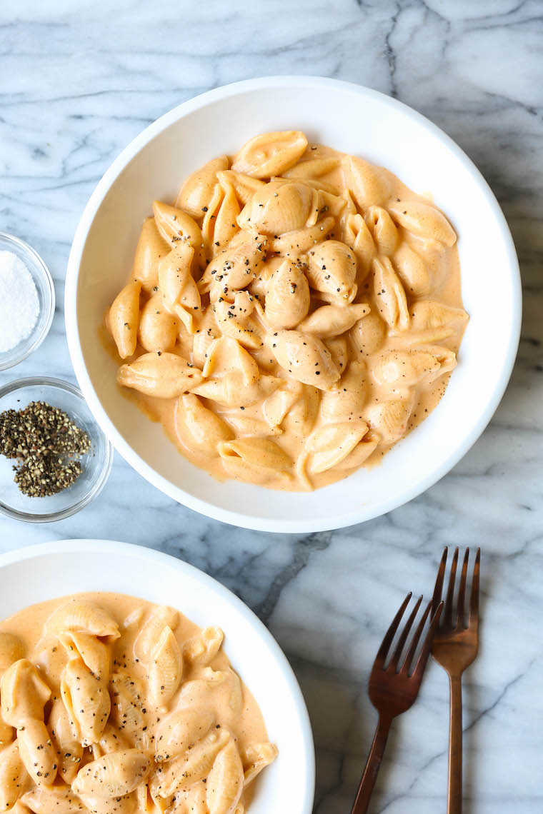 Easy Instant Pot Mac and Cheese - A super short ingredient list with just 6 min in the pressure cooker! So easy, quick, and unbelievably creamy. SO SO GOOD.