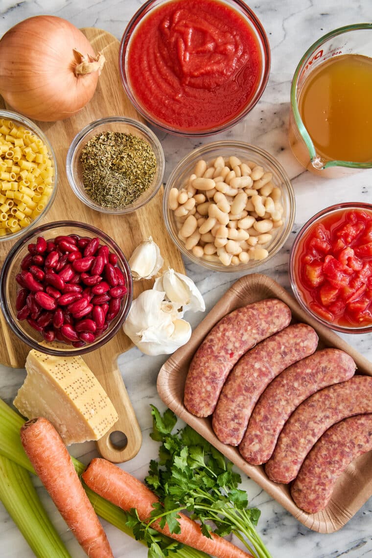 Slow Cooker Olive Garden Pasta e Fagioli - Everyone's FAVORITE Olive Garden soup made so easily in the crockpot! Just set it and forget it!