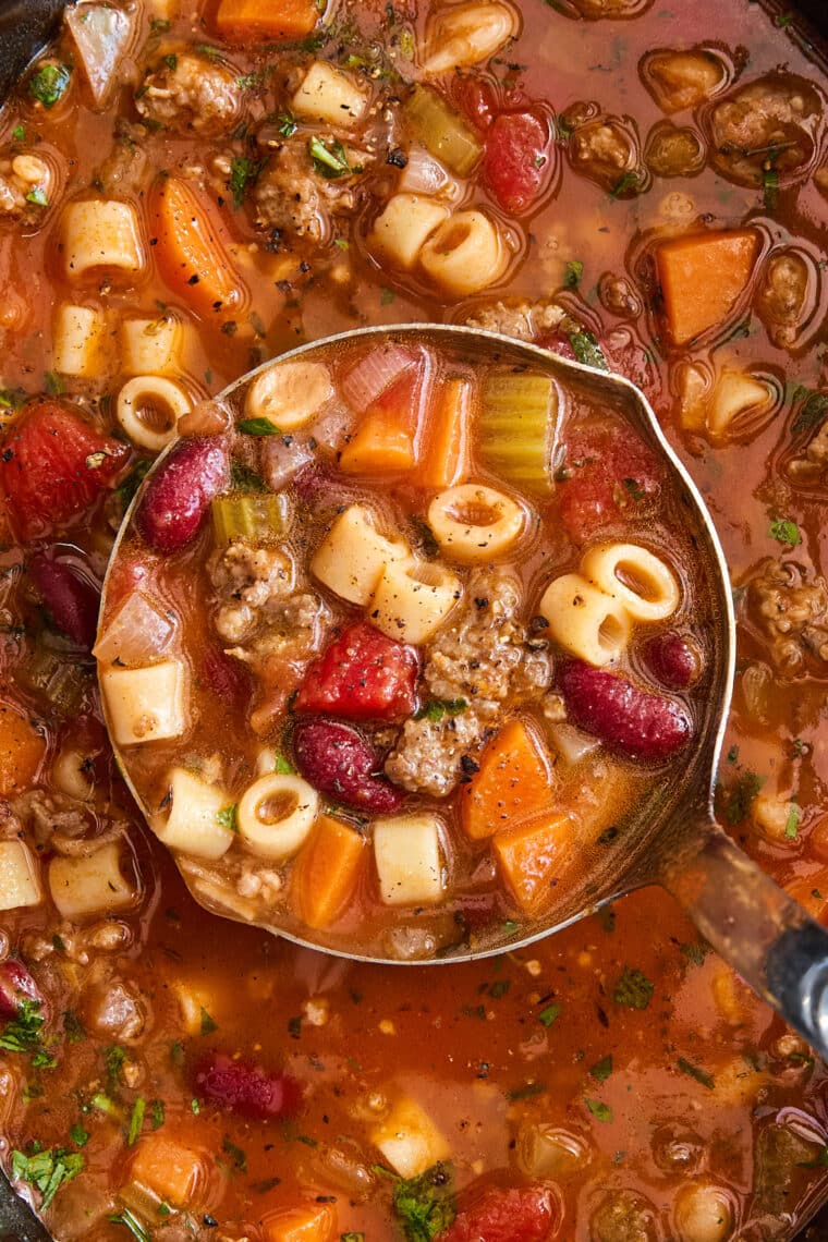 Slow Cooker Olive Garden Pasta e Fagioli - Everyone's FAVORITE Olive Garden soup made so easily in the crockpot! Just set it and forget it!